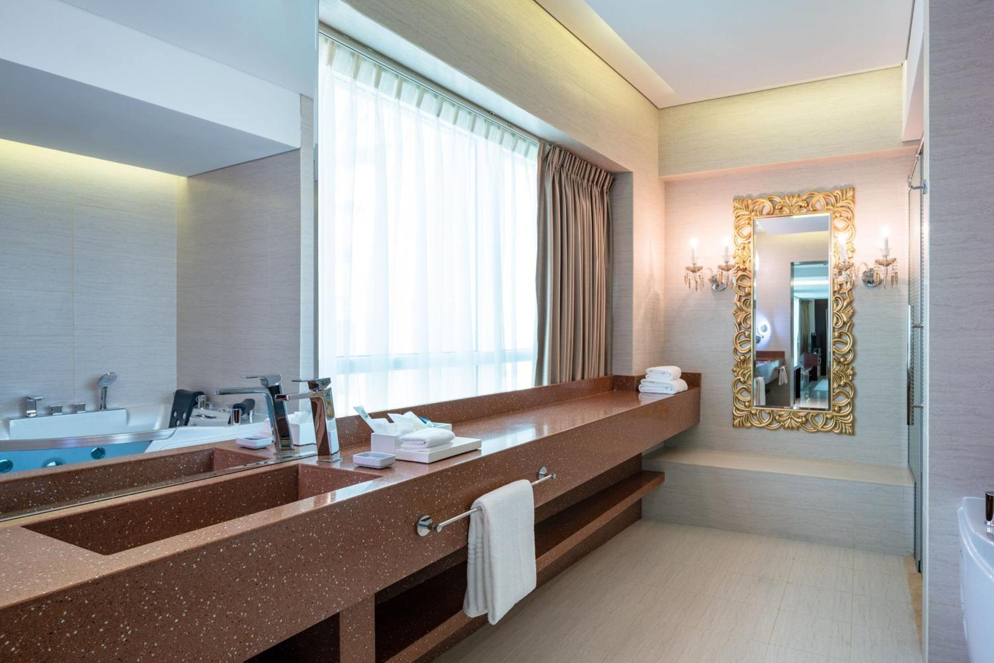Four Points By Sheraton Şarja Dış mekan fotoğraf